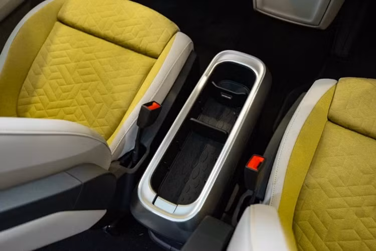 Ở phiên bản cao cấp ID.Buzz LWB 210 kW, xe còn có thêm một số trang bị như: bộ mâm 20 inch Solna/Stockton, hệ thống đèn pha thông minh IQ.Light HD LED Matrix, cửa sổ trời Panorama, hệ thống âm thanh Harman Kardon 13 loa...