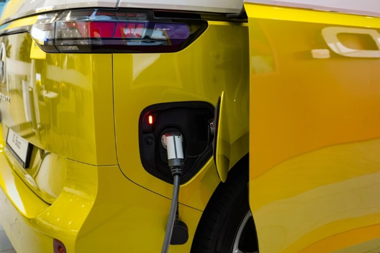 Giống như nhiều mẫu xe điện hiện đại khác, VW ID. Buzz cũng được trang bị công nghệ sạc nhanh, giúp tăng dung lượng từ 5-80% trong khoảng 26 phút. Trong khi đó, nếu sử dụng ổ sạc thông thường, xe sẽ đầy pin sau khoảng 7,5h.