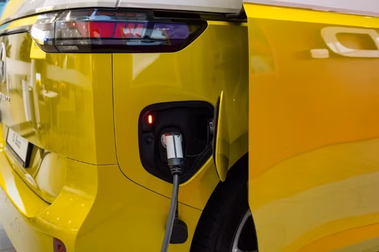 Giống như nhiều mẫu xe điện hiện đại khác, VW ID. Buzz cũng được trang bị công nghệ sạc nhanh, giúp tăng dung lượng từ 5-80% trong khoảng 26 phút. Trong khi đó, nếu sử dụng ổ sạc thông thường, xe sẽ đầy pin sau khoảng 7,5h.