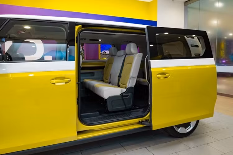 Về trang bị an toàn, Volkswagen ID. Buzz sở hữu các tính năng hỗ trợ lái như: hệ thống kiểm soát hành trình Adaptive Cruise Control với chức năng "Stop &amp; Go", giới hạn tốc độ, hỗ trợ chuyển làn, cảnh báo tập trung, phanh khẩn cấp…
