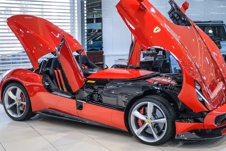 Khối động cơ này khi gắn trên Ferrari Monza SP2 tạo ra công suất tối đa 809 mã lực, tăng 10 mã lực và mô-men xoắn cực đại 719 Nm, tăng 1 Nm so với siêu xe Ferrari 812 Superfast.