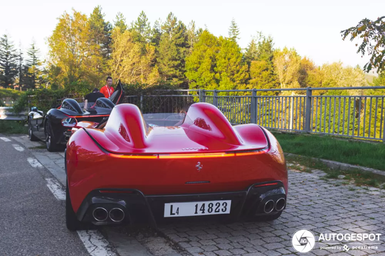Trong sự kiện Capital Markets Day tổ chức vào tháng 9 năm 2018 ở nhà máy Maranello, Ý, hãng Ferrari đã gây bất ngờ khi vén màn cặp đôi siêu xe phiên bản đặc biệt mang tên Monza SP1 và SP2. Điều thú vị là chỉ có đúng 499 chiếc Ferrari Monza SP1 và SP2 được sản xuất.