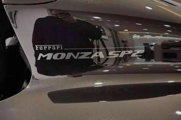 Trước đó, Hoàng tử Tunku Idris Iskandar Ismail đã sở hữu 1 chiếc xe độc đáo là McLaren Elva bản 4 không, tức loại bỏ hẳn luôn trang bị kính chắn gió phía trước. Dự đoán chiếc Ferrari Monza SP2 của Hoàng tử Malaysia sẽ khiến không ít người bất ngờ.