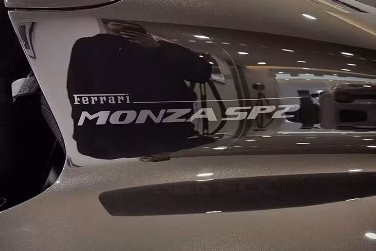 Trước đó, Hoàng tử Tunku Idris Iskandar Ismail đã sở hữu 1 chiếc xe độc đáo là McLaren Elva bản 4 không, tức loại bỏ hẳn luôn trang bị kính chắn gió phía trước. Dự đoán chiếc Ferrari Monza SP2 của Hoàng tử Malaysia sẽ khiến không ít người bất ngờ.
