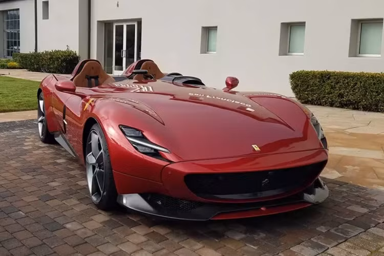 Trong số các tay chơi siêu xe có tiếng ở Asean, Tunku Idris Iskandar Ismail, Hoàng tử bang Johor của đất nước Malaysia luôn nổi bật với sự chịu chơi siêu xe của mình, tay chơi này sở hữu hàng trăm chiếc xe ô tô và chỉ chịu khoe, các siêu xe đắt đỏ nhất như McLaren P1, McLaren Senna, McLaren Elva, Pagani Huayra hay mới nhất, là siêu phẩm Ferrari Monza SP2 không mui hàng độc.