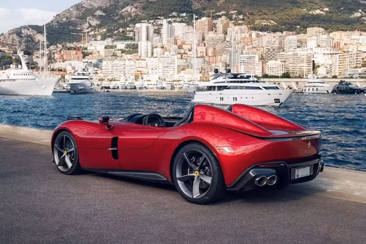 Siêu phẩm Ferrari Monza SP2 có thiết kế theo kiểu không mui nên có thể gây khó dễ cho chủ nhân nếu chẳng may lái xe vào đúng lúc trời đổ cơn mưa bất chợt. Ferrari Monza SP2 được trang bị một tấm kính chắn gió ảo rất thú vị và xe không có mui.