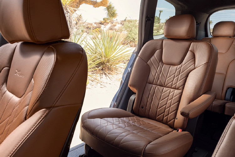 Về động cơ, Kia Telluride 2024 vẫn sử dụng động cơ xăng V6, dung tích 3.8L như cũ, khối động cơ này tạo ra công suất 291 mã lực và mô-men xoắn cực đại 355 Nm, đi kèm với hộp số tự động 8 cấp. Hệ dẫn động cầu trước tiêu chuẩn FWD hoặc hệ dẫn động 4 bánh toàn thời gian AWD tùy chọn.