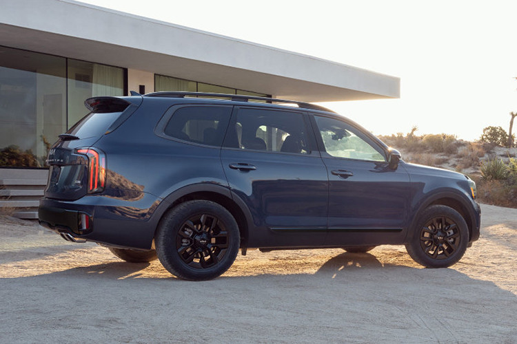 Về trang bị, phiên bản LX cơ sở dược trang bị hệ thống đèn LED và mâm xe hợp kim 18 inch. Ngoài ra, người dùng cũng sẽ nhận được ghế ngồi SynTex, hệ thống điều hòa tự động 2 vùng, khởi động bằng nút bấm và màn hình thông tin giải trí 12,3 inch.