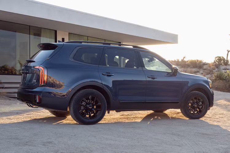 Về trang bị, phiên bản LX cơ sở dược trang bị hệ thống đèn LED và mâm xe hợp kim 18 inch. Ngoài ra, người dùng cũng sẽ nhận được ghế ngồi SynTex, hệ thống điều hòa tự động 2 vùng, khởi động bằng nút bấm và màn hình thông tin giải trí 12,3 inch.