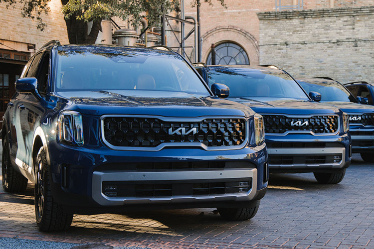 Bộ Tài chính mới đây đã công bố bảng giá tính lệ phí trước bạ đối với ôtô, xe máy, áp dụng từ ngày 6/11/2023. Trong đó, mẫu SUV Kia Telluride 2024 mới dùng động cơ xăng V6 3.8L, nhập khẩu nguyên chiếc có giá tính lệ phí trước bạ 2,698 tỷ đồng.