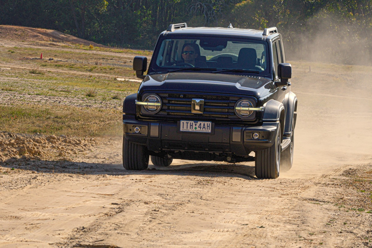 Đằng sau, Tank 300 được trang bị cụm đèn hậu nằm dọc và lốp dự phòng trên cửa cốp. Cửa cốp sau dạng mở ngang, khá giống với kiểu thiết kế trên Jeep Wrangler. Trong khi đó, không gian nội thất của Tank 300 lại khá giống với Mercedes-AMG G 63.