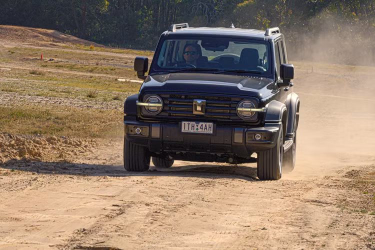 Đằng sau, Tank 300 được trang bị cụm đèn hậu nằm dọc và lốp dự phòng trên cửa cốp. Cửa cốp sau dạng mở ngang, khá giống với kiểu thiết kế trên Jeep Wrangler. Trong khi đó, không gian nội thất của Tank 300 lại khá giống với Mercedes-AMG G 63.