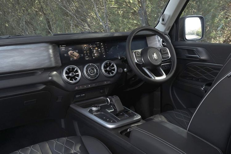 GWM Tank 300 mang phong cách SUV off-road với kiểu dáng xe vuông vức, gầm xe cao và chắn bùn mở rộng. Thiết kế của mẫu SUV này gợi liên tưởng đến Ford Bronco, nhất là đầu xe với lưới tản nhiệt cao và thẳng đứng cùng cụm đèn pha tròn mang hơi hướng cổ điển.