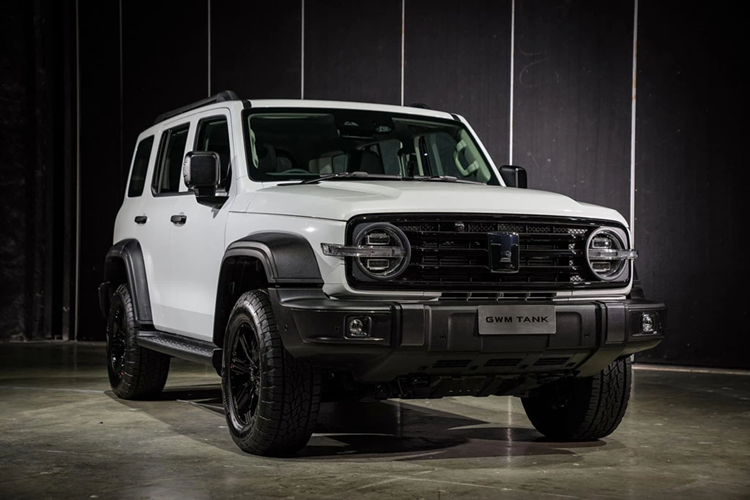 Những trang bị nổi bật khác có thể kể đến như lẫy chuyển số sau vô lăng, phanh tay điện tử, cửa sổ trời, sạc không dây, hệ thống lọc không khí và đèn viền nội thất. Ghế ngồi bọc da, ghế lái có chỉnh điện, nhớ vị trí, làm mát và mát-xa.