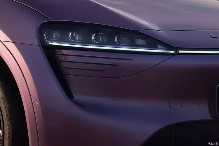 Đây là sản phẩm do hãng điện thoại Huawei và Chery cùng sáng tạo dưới thương hiệu Luxeed. Trước đó, chiếc xe này từng bị bắt gặp trên đường phố và được biết đến với cái tên Luxeed S9.