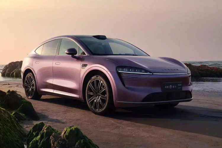 Vào ngày 11/6 vừa qua, Yu Chengdong - chủ tịch bộ phận xe thông minh của Huawei, đã thông báo rằng liên doanh Harmony Intelligent Mobility Alliance (HIMA) của mình chính thức chào đón chiếc SUV coupe đầu tiên có tên gọi là Luxeed R7 2024 mới.