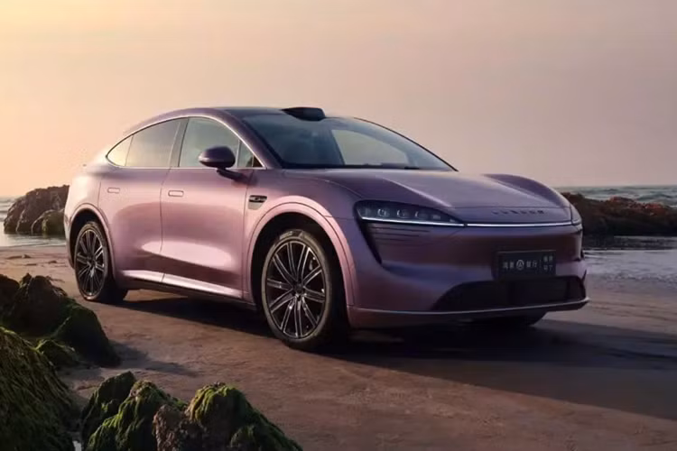 Vào ngày 11/6 vừa qua, Yu Chengdong - chủ tịch bộ phận xe thông minh của Huawei, đã thông báo rằng liên doanh Harmony Intelligent Mobility Alliance (HIMA) của mình chính thức chào đón chiếc SUV coupe đầu tiên có tên gọi là Luxeed R7 2024 mới.