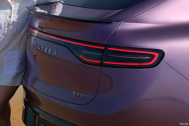 Về kích thước thân xe, theo thông số được đưa ra trên mạng, mẫu xe điện Luxeed R7 có kích thước bao gồm chiều dài, chiều rộng, và chiều cao là 4.956 x 1.981 x 1.634 mm và chiều dài cơ sở là 2950 mm, được định vị là một chiếc SUV coupe cỡ trung đến cỡ lớn.