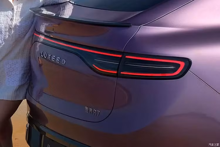Về kích thước thân xe, theo thông số được đưa ra trên mạng, mẫu xe điện Luxeed R7 có kích thước bao gồm chiều dài, chiều rộng, và chiều cao là 4.956 x 1.981 x 1.634 mm và chiều dài cơ sở là 2950 mm, được định vị là một chiếc SUV coupe cỡ trung đến cỡ lớn.