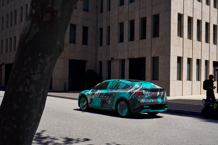 Luxeed R7 dự kiến sẽ được trang bị hệ thống lái xe thông minh Qiankun ADS 3.0 mới nhất của Huawei , hệ thống khung gầm Turing, hệ thống HarmonyOS và radar sóng milimet 4D. Hơn nữa, Luxeed R7 còn chạy trên bộ mâm được bao bọc trong lốp P-Zero 245/55 và 255/50 của Pirelli.