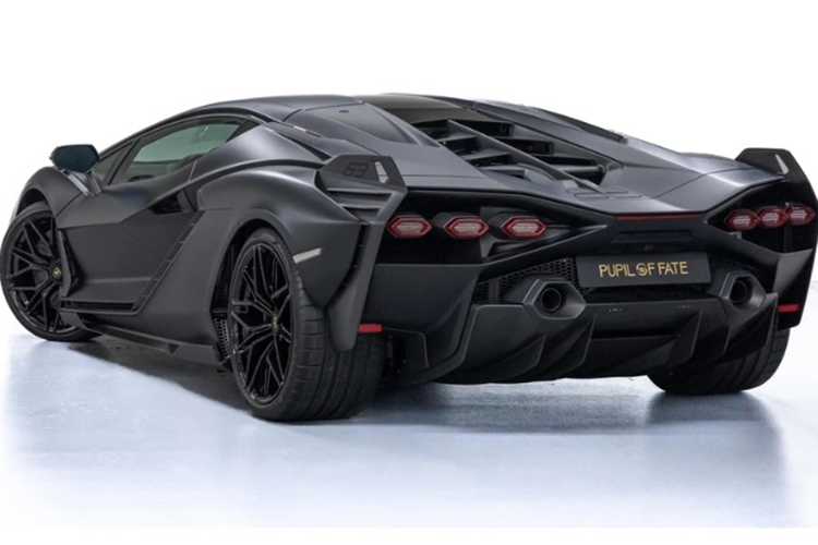 Tổng khối lượng bộ siêu tụ điện và động cơ điện chỉ nặng 35 kg. Lamborghini Sian cũng sử dụng hộp số 7 cấp ISR và và hệ thống dẫn động 4 bánh Haldex thế hệ thứ 4. Toàn bộ cơ cấu trên có tổng công suất 819 mã lực, giúp chiếc xe tăng tốc 0-100 km/h dưới 2,8 giây. Vận tốc tối đa của siêu xe này hơn 355 km/h.