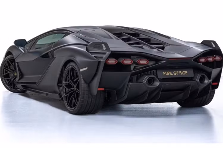 Tổng khối lượng bộ siêu tụ điện và động cơ điện chỉ nặng 35 kg. Lamborghini Sian cũng sử dụng hộp số 7 cấp ISR và và hệ thống dẫn động 4 bánh Haldex thế hệ thứ 4. Toàn bộ cơ cấu trên có tổng công suất 819 mã lực, giúp chiếc xe tăng tốc 0-100 km/h dưới 2,8 giây. Vận tốc tối đa của siêu xe này hơn 355 km/h.