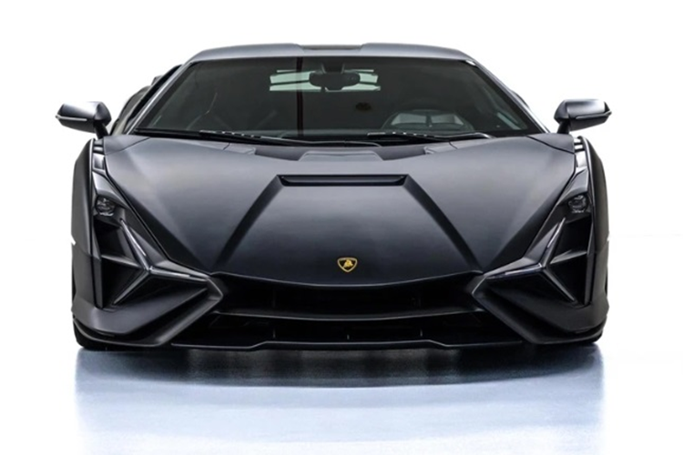 Theo đó, chiếc Lamborghini Sian của Hoàng Kim Khánh dự định tậu được rao bán tại một showroom ở Dubai với mức giá hơn 3,4 triệu USD (khoảng 85,9 tỷ đồng). Tuy nhiên, trong một đoạn video mà nhân viên bán hàng tại showroom này đăng tải, người này định giá chiếc xe lên tới 3,5 triệu USD (khoảng 88,5 tỷ đồng).