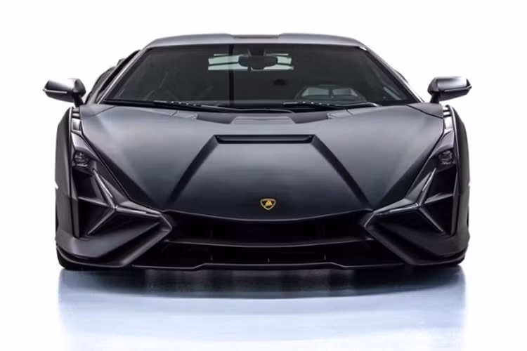 Theo đó, chiếc Lamborghini Sian của Hoàng Kim Khánh dự định tậu được rao bán tại một showroom ở Dubai với mức giá hơn 3,4 triệu USD (khoảng 85,9 tỷ đồng). Tuy nhiên, trong một đoạn video mà nhân viên bán hàng tại showroom này đăng tải, người này định giá chiếc xe lên tới 3,5 triệu USD (khoảng 88,5 tỷ đồng).