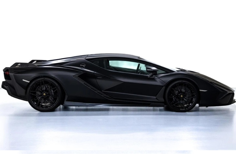 Sian được biết đến là mẫu siêu xe hybrid đầu tiên của Lamborghini. Trong tiếng Bologna, Sian có nghĩa là "tia chớp", ngụ ý chỉ hệ thống động cơ hybrid của siêu xe này. Ra mắt lần đầu tiên vào tháng 3/2019, xe được xây dựng dựa trên nền tảng của mẫu Aventador, kết hợp với những đường nét của chiếc concept Terzo Millennio ra mắt vào năm 2017.