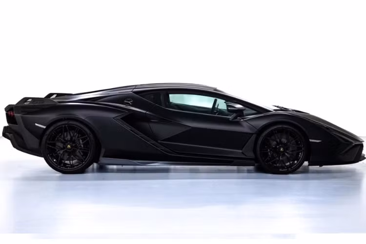 Sian được biết đến là mẫu siêu xe hybrid đầu tiên của Lamborghini. Trong tiếng Bologna, Sian có nghĩa là "tia chớp", ngụ ý chỉ hệ thống động cơ hybrid của siêu xe này. Ra mắt lần đầu tiên vào tháng 3/2019, xe được xây dựng dựa trên nền tảng của mẫu Aventador, kết hợp với những đường nét của chiếc concept Terzo Millennio ra mắt vào năm 2017.