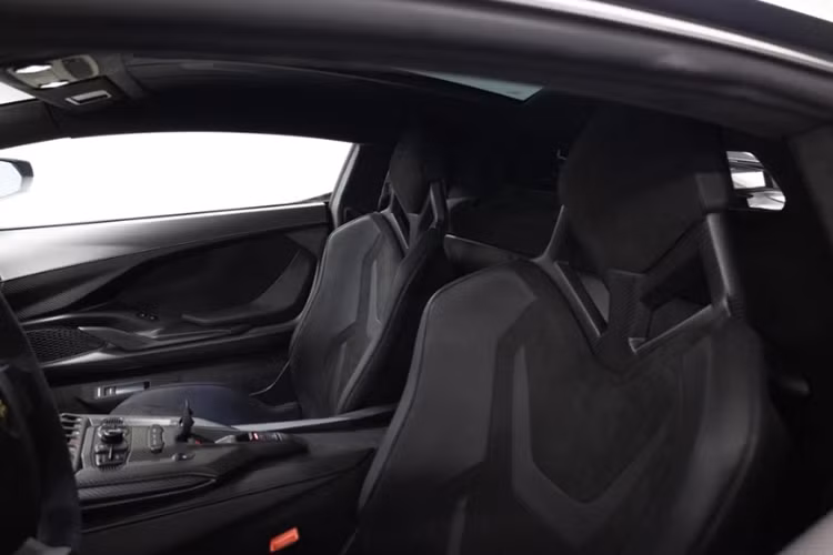 Trong khi đó, phía đuôi xe lại có cụm đèn hậu được thiết kế gồm sáu cụm đèn hình lục giác độc lập và hệ thống cánh gió cố định/điều khiển điện đặc trưng với số đeo 63.