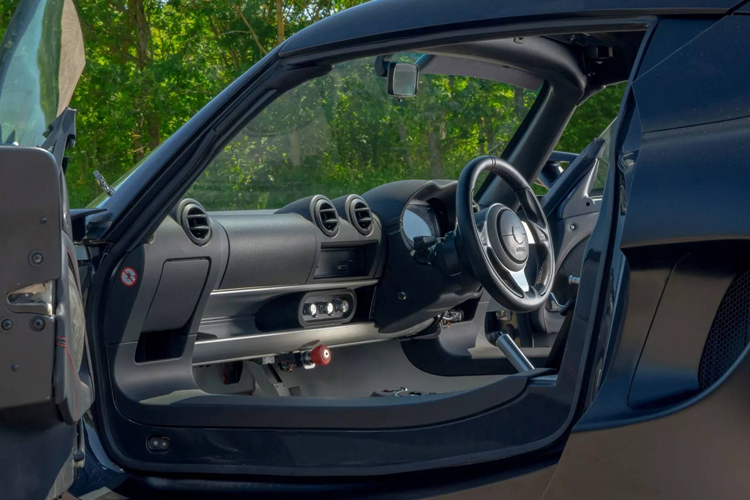 Được biết, thiết kế của mẫu xe điện này do studio Callum thực hiện, chính là nơi được thành lập bởi nhà thiết kế Ian Callum từng tạo nên những chiếc xe Jaguar bắt mắt. Điều thực sự ấn tượng là chiếc xe thể thao của Nyobolt chỉ có khối lượng 1.246 kg, nhẹ hơn 31 kg so với Subaru BRZ và nhẹ hơn 93 kg so với Honda Civic Si.