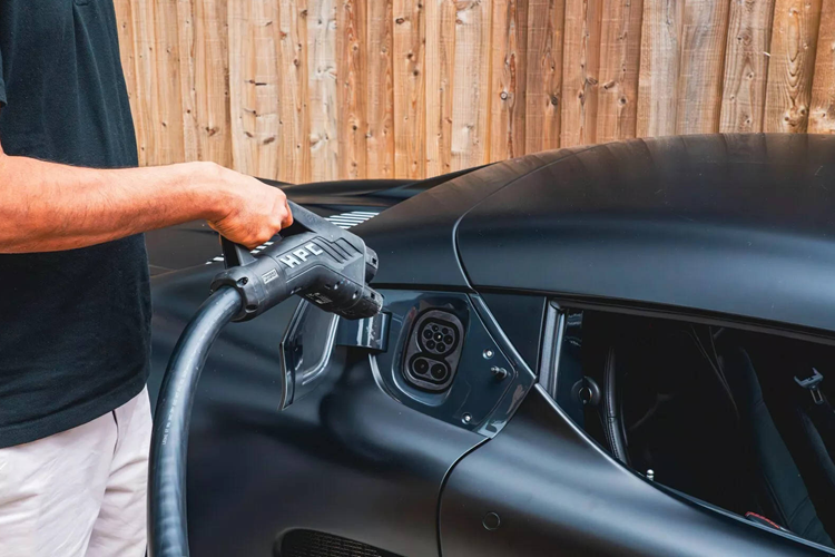 Nyobolt tuyên bố rằng tốc độ này “gấp đôi tốc độ của hầu hết các mẫu xe điện hỗ trợ sạc DC nhanh nhất hiện nay” và cho biết “trong vòng 4 phút sạc đầu tiên, cường độ dòng điện sẽ duy trì ở mức 500A không đổi và chừng đó vẫn sẽ đủ cung cấp phạm vi di chuyển lên tới 193 km”.