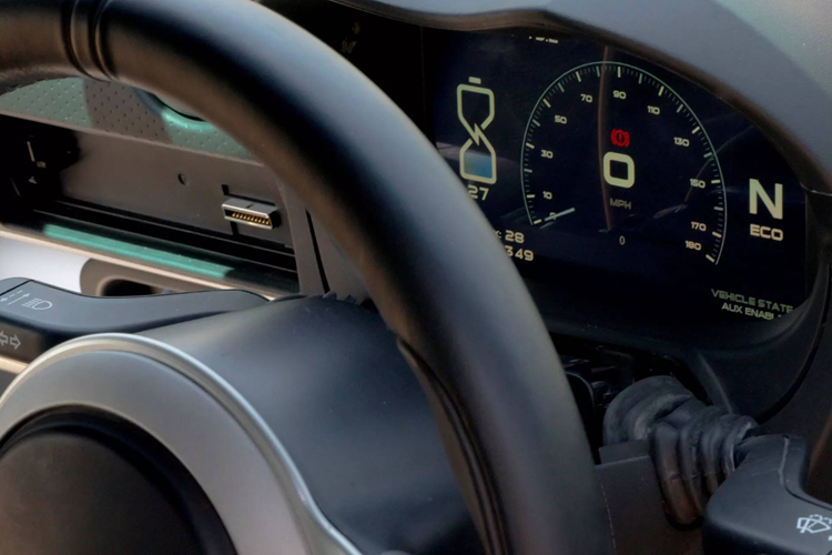 Nyobolt đã làm điều đó như thế nào, khi mà xe điện thường nặng hơn xe dùng động cơ đốt trong truyền thống? Câu trả lời đến từ việc Nyobolt trang bị cho xe loại pin mới được họ phát triển thành công. Khối pin này rất nhẹ vì có dung lượng chỉ 35 kWh, ít hơn 5 kWh so với bộ pin trên chiếc Nissan Leaf cơ bản.