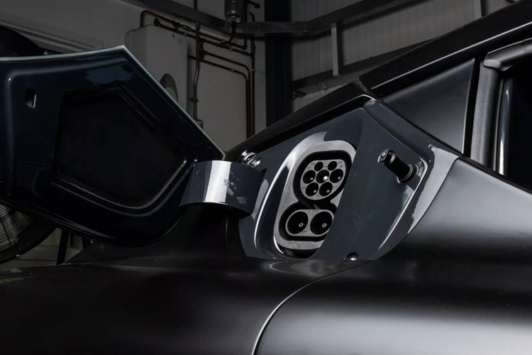 Năng lượng trong pin chỉ đủ để xe có thể di chuyển tối đa 250 km trong một lần sạc, tuy nhiên lại hỗ trợ sạc nhanh DC với công suất lên đến 350 kW. Điều đó giúp cho pin có thể được sạc từ 10-80% chỉ trong 4 phút 37 giây ở điều kiện lý tưởng.