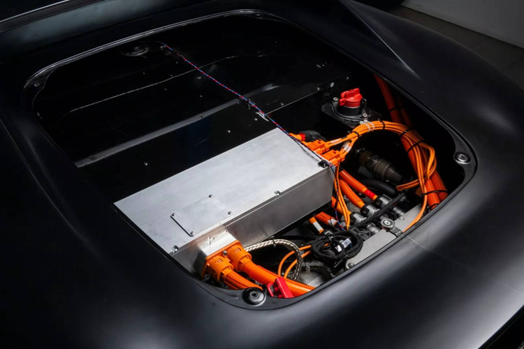 Hơn nữa, hãng đã thử nghiệm bộ pin này với 4.000 chu kỳ sạc nhanh DC hoàn chỉnh, hoặc tương đương với quãng đường di chuyển giả định lên đến 965.606 km. Vào cuối chu kỳ thử nghiệm đó, Nyobolt tuyên bố dung lượng còn lại có thể sử dụng là hơn 80%, có nghĩa là gói pin này dường như đã được thiết kế để tồn tại lâu dài.