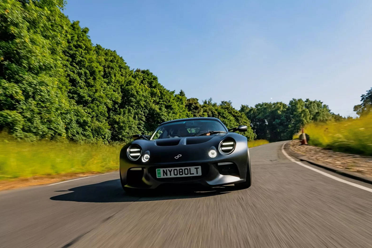 Dù chưa có tên chính thức, chiếc xe điện Nyobolt chỉ mới thử nghiệm, nhưng ngay lập tức gây liên tưởng đến Lotus Elise nhờ kiểu dáng nhỏ gọn, nhiều đường cong và đậm tính khí động học.