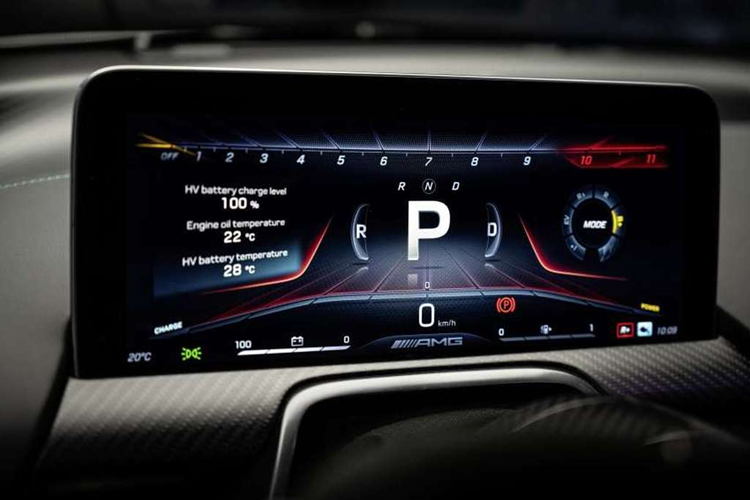 Không gian bên trong được hoàn thiện hoàn toàn từ sợi cacbon và da cao cấp. Điều hòa không khí tự điều chỉnh thông minh. Do không có kính chắn gió sau, tính năng MirrorCam thời gian thực sẽ thay thế gương chiếu hậu để quan sát các khu vực phía sau xe.