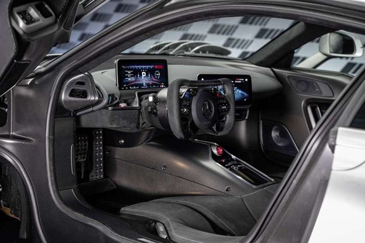 Bên trong cabin, siêu xe Mercedes-AMG One được thiết kế rất đặc biệt. Đầu tiên là ghế ngồi được đặt rất thấp để 2 chân người lái duỗi thẳng nhằm tạo tư thế thoải mái nhất khi lái xe ở tốc độ cao. Tiếp đến là vô lăng kiểu xe đua F1 hình chữ nhật, với hai màn hình kỹ thuật số 10 inch.