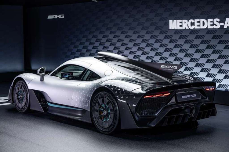 Chưa hết, Mercedes-AMG One còn được trang bị cụm pin lithium-ion 8,4 kWh, hệ dẫn động 4 bánh toàn thời gian, chỉ với động cơ điện, siêu phẩm triệu đô này có thể chạy được quãng đường dài 18 km. Xe có thời gian tăng tốc từ vị trí xuất phát lên 100 km/h trong thời gian 2,9 giây trước khi đạt vận tốc tối đa 352 km/h.