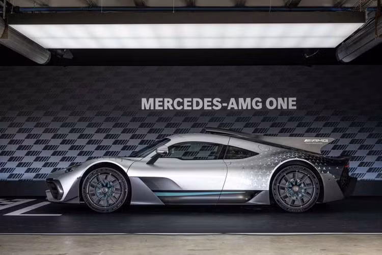 Cung cấp sức mạnh cho Mercedes-AMG One là hệ thống truyền động E Performance từ xe đua F1, cho công suất kết hợp lên tới 1.049 mã lực. Hệ thống này bao gồm 1 động cơ V6, dung tích 1.6L, cho công suất 566 mã lực kết hợp cùng 4 động cơ điện.