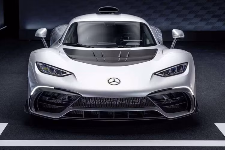 Đáng chú ý, buổi lễ còn có sự góp mặt của 2 tay đua Lewis Hamilton và George Russell của đội Mercedes-AMG PETRONAS F1. Ra mắt toàn cầu vào tháng 6/2022, Mercedes-AMG One sản xuất giới hạn chỉ 275 chiếc trên toàn cầu với giá bán khởi điểm khoảng 2,72 triệu USD (khoảng 69,23 tỷ đồng).