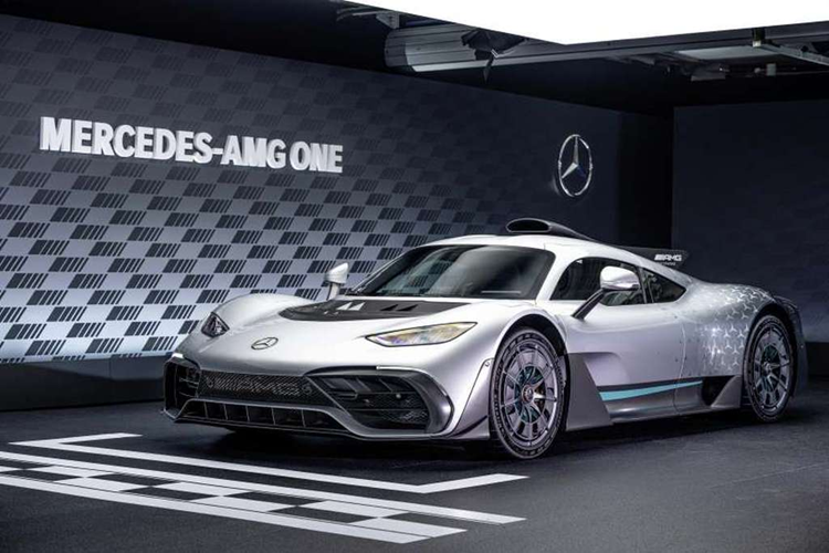 “Bom tấn” Mercedes-AMG One siêu hiếm gần đây đã được bàn giao cho một khách hàng VIP, trong khuôn khổ của tuần lễ đua xe F1 được tổ chức ở Singapore. Sự kiện bàn giao xe diễn ra tại khu vườn Silver Leaf thuộc tổ hợp công viên Gardens by the Bay, Singapore.