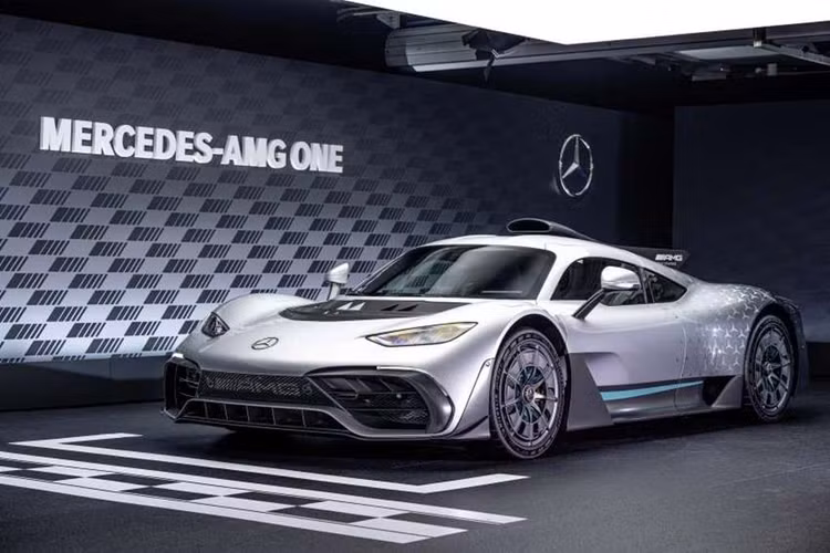 “Bom tấn” Mercedes-AMG One siêu hiếm gần đây đã được bàn giao cho một khách hàng VIP, trong khuôn khổ của tuần lễ đua xe F1 được tổ chức ở Singapore. Sự kiện bàn giao xe diễn ra tại khu vườn Silver Leaf thuộc tổ hợp công viên Gardens by the Bay, Singapore.