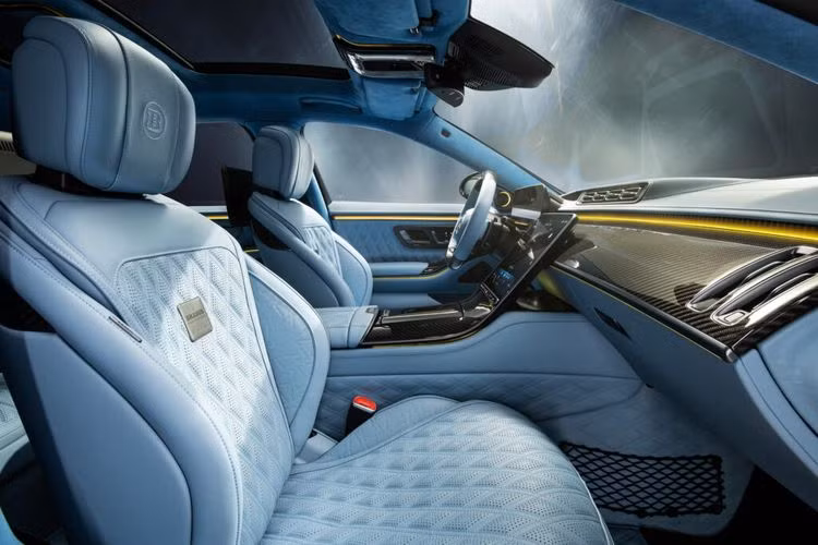 Bên cạnh đó, hãng độ cũng đã nâng cấp hệ thống ống xả nhằm đem đến cho mẫu sedan thể thao này “tiếng gầm” uy lực và mạnh mẽ hơn.