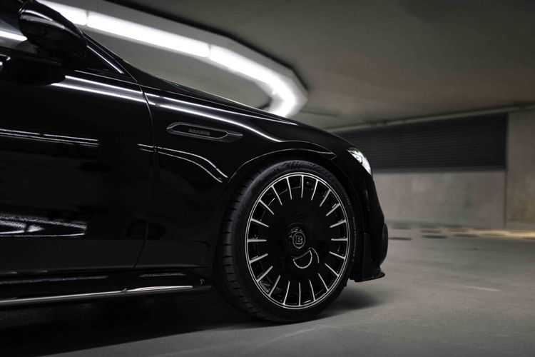 Bên trong, Brabus S63 được trang bị gói nội thất “Masterprice” với ghế bọc da cao cấp đi kèm hai tùy chọn màu xanh da trời và đen. Ngoài ra, cabin xe cũng được ốp carbon, bổ sung logo Brabus và huy hiệu “77” ám chỉ ngày thành lập năm 1977 của hãng độ.