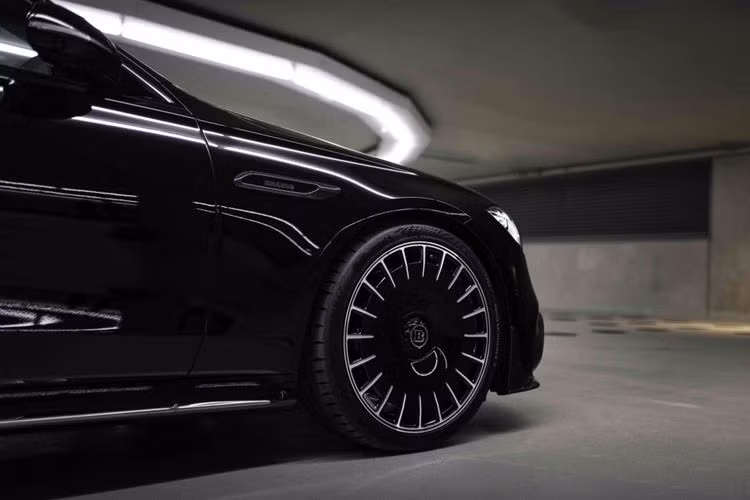 Bên trong, Brabus S63 được trang bị gói nội thất “Masterprice” với ghế bọc da cao cấp đi kèm hai tùy chọn màu xanh da trời và đen. Ngoài ra, cabin xe cũng được ốp carbon, bổ sung logo Brabus và huy hiệu “77” ám chỉ ngày thành lập năm 1977 của hãng độ.