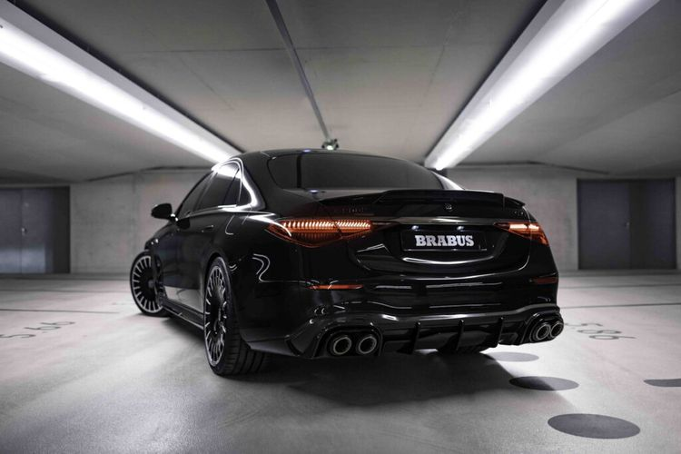 Mức giá xe Brabus S63 có giá là 405.000 euro (442.855 USD - khoảng 11 tỷ đồng) tại Đức. Đây là con số cao gần gấp đôi so với giá khởi điểm của một chiếc Mercedes-AMG S63 E Performance tiêu chuẩn, hiện được niêm yết với giá 208.393 Euro (227.978 USD - khoảng 5,6 tỷ đồng).