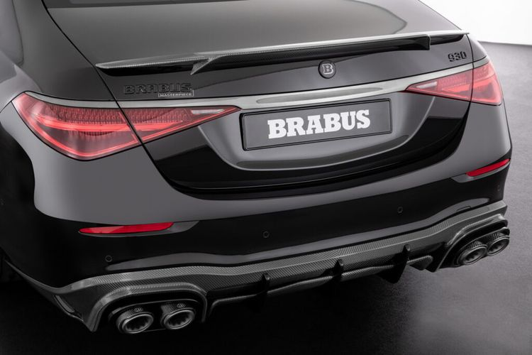 Ở bên ngoài, Brabus 930 được trang bị bộ bodykit carbon bao gồm ốp cản trước, khe gió hai bên, lưới tản nhiệt mới tích hợp cửa hút gió “RamAir”, ốp sườn, cánh lướt gió và cản sau.
