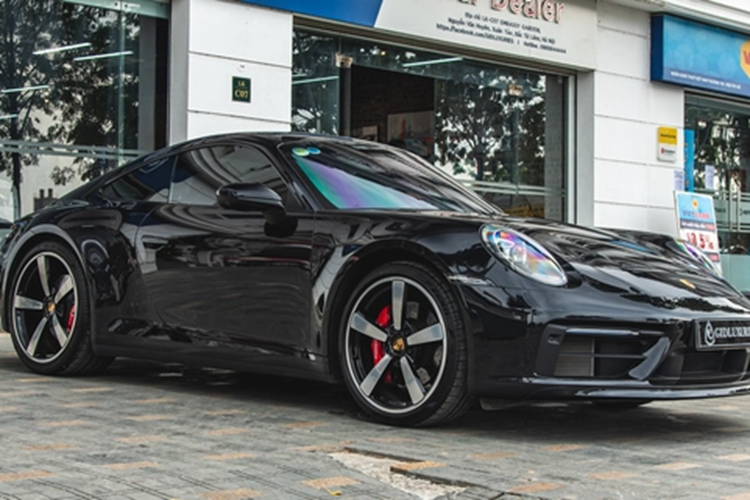 Porsche 911 Carrera S của Minh xí muội mới tậu được trang bị động cơ 6 xi-lanh, dung tích 3.0 lít, tăng áp kép, sản sinh công suất tối đa 385 mã lực, tăng 15 mã lực so với thế hệ cũ.